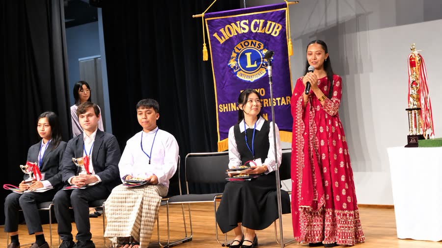 「しゃべれおん’26」でスピーチする新宿御苑学院の学生